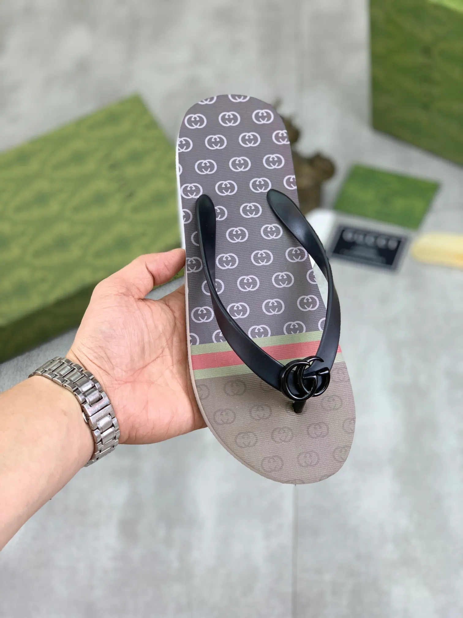 Men's men's shoes 💰P220💰【New style】🆘【GUCCI】Official website's popular Gucci adult couple 🧑‍🤝‍🧑 style, children's flip-flops are on sale at the counter simultaneously! Original fabric imported from Italy. Original bottom provided by the original factory. Size: Adult 36-45. Children’s size: 30-37. Multiple colors available.